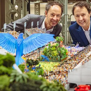Frederik (rechts) und Gerrit Braun im neuen Südamerika-Abschnitt des Miniatur Wunderlandes.