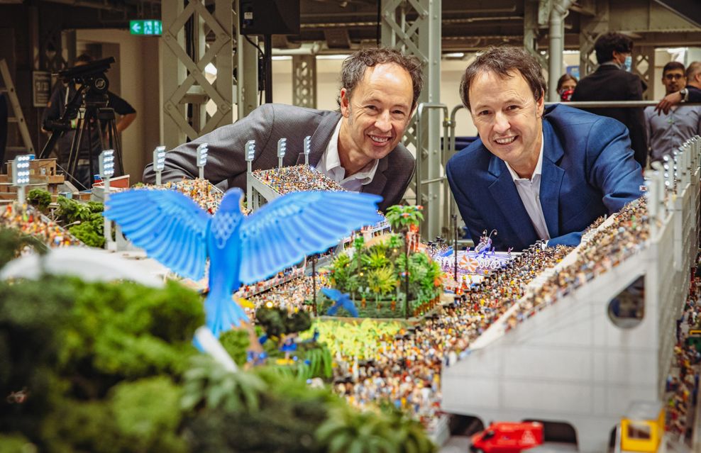 Frederik (rechts) und Gerritt Braun im neuen Südamerika-Abschnitt des Miniatur Wunderlandes.