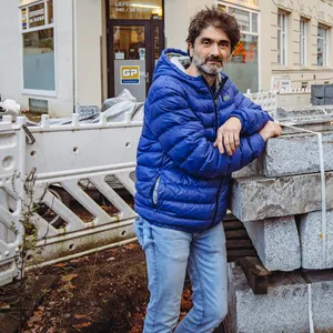 Alireza Delju (54) vor seinem Getränkeladen. Er wirft der Stadt vor, bei der Sperrung nicht an das Gewerbe gedacht zu haben.