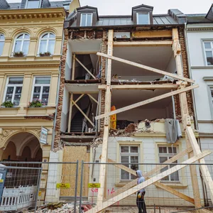 Das Haus wurde provisorisch mit Holzbalken abgestützt.