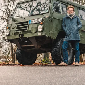 Arne Kaiser vor seinem Volvo C303. Der 49-Jährige freut sich regelmäßig über positive Reaktionen anderer Verkehrsteilnehmer.
