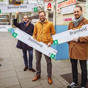 Stellten die neuen U5-Namen in Steilshoop vor. Gesamtprojektleiter Klaus Uphoff, Hochbahn-Chef Henrik Falk, Verkehrssenator Anjes Tjarks (Grüne) und David Claus von der Bürgerbeteiligung (v.l.n.r.).