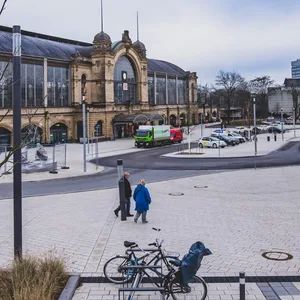 Umgestalteter Platz am Dammtor-Bahnhof.