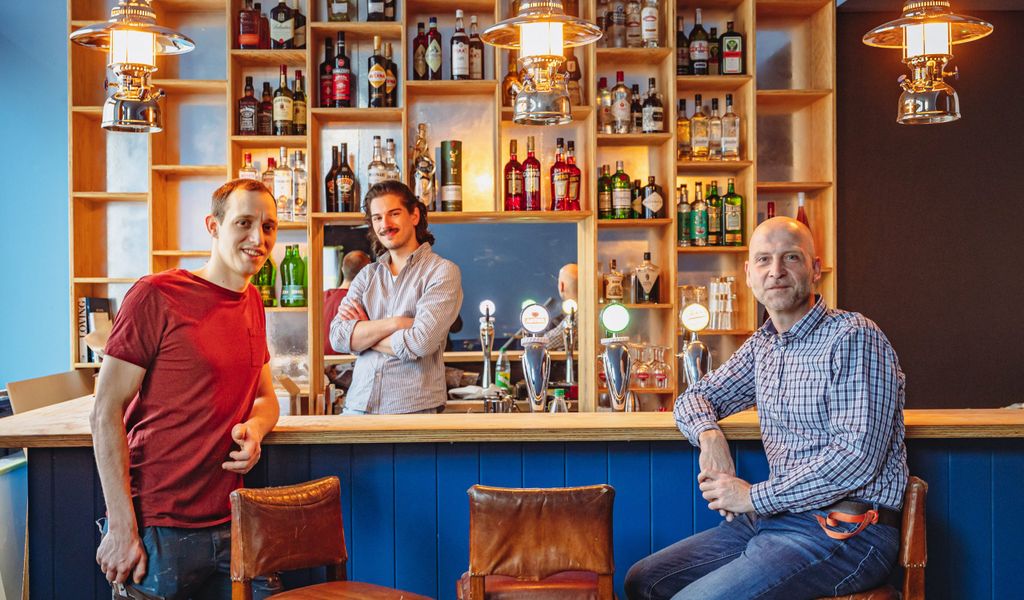 Die queere Bar „Tom Peerstall“ in der Clemens-Schulz-Straße 43 eröffnet nach Umbau und unter Leitung von Mathias Letzel (v.li), Marcel Guevara, Holger Nedderhut.