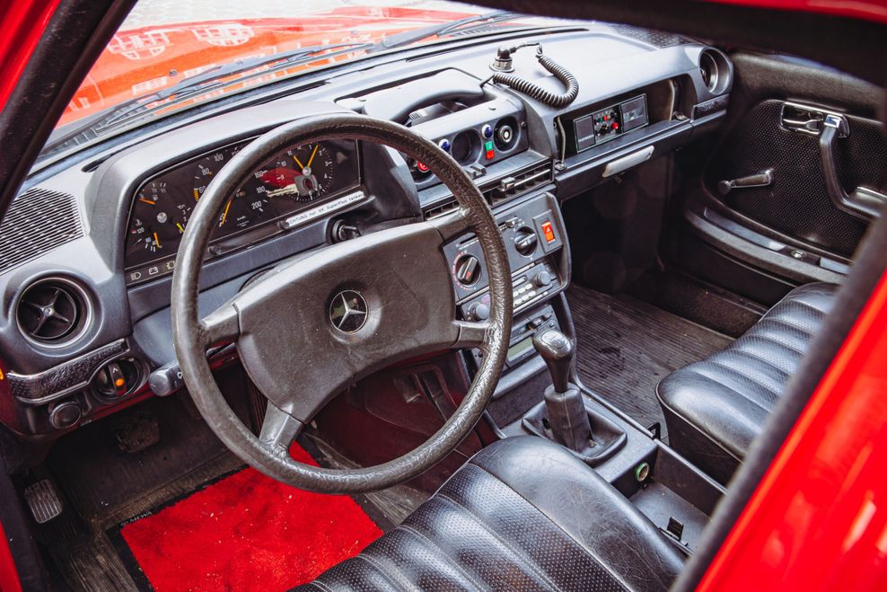 Cockpit eines alten Feuerwehr-Mercedes