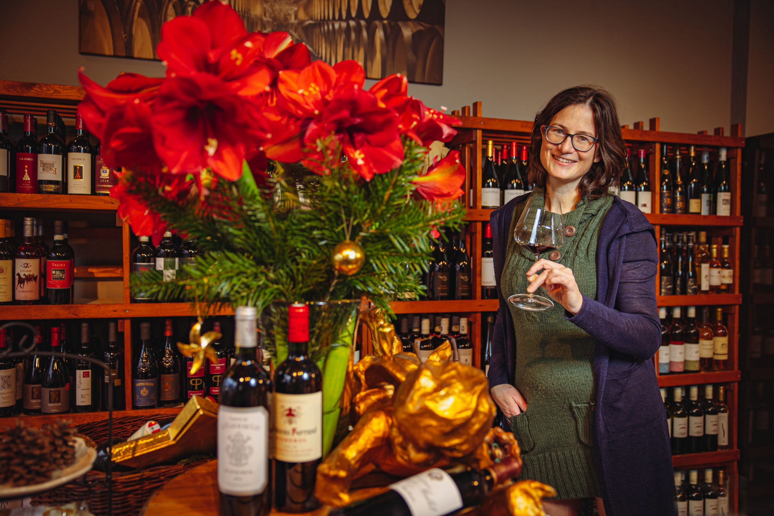 Anette Wabnitz, Inhaberin des Weinhandels „Weynstock“ in Ottensen, präsentiert ausgesuchte Weine für die Feiertage.
