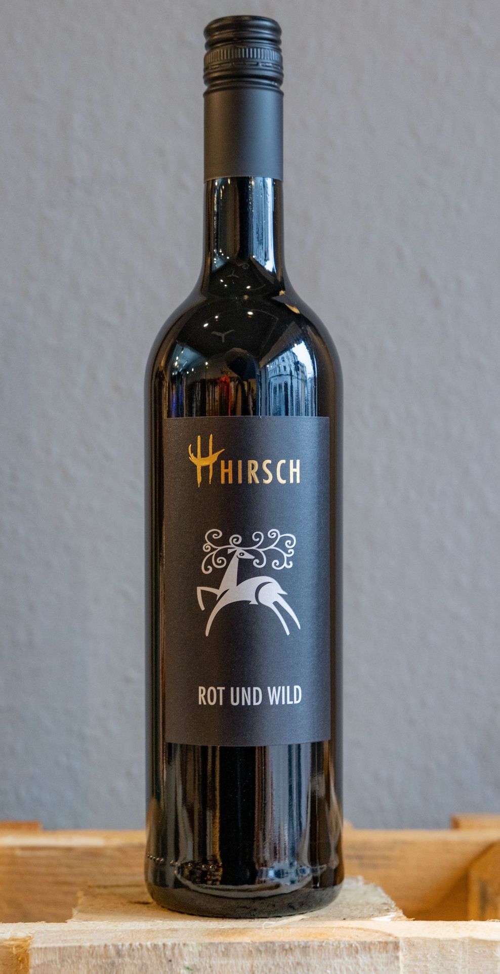 „Ausdrucksvoll, intensiv und raumgreifend“: Der „Rot und Wild“ des Weinguts Hirsch.