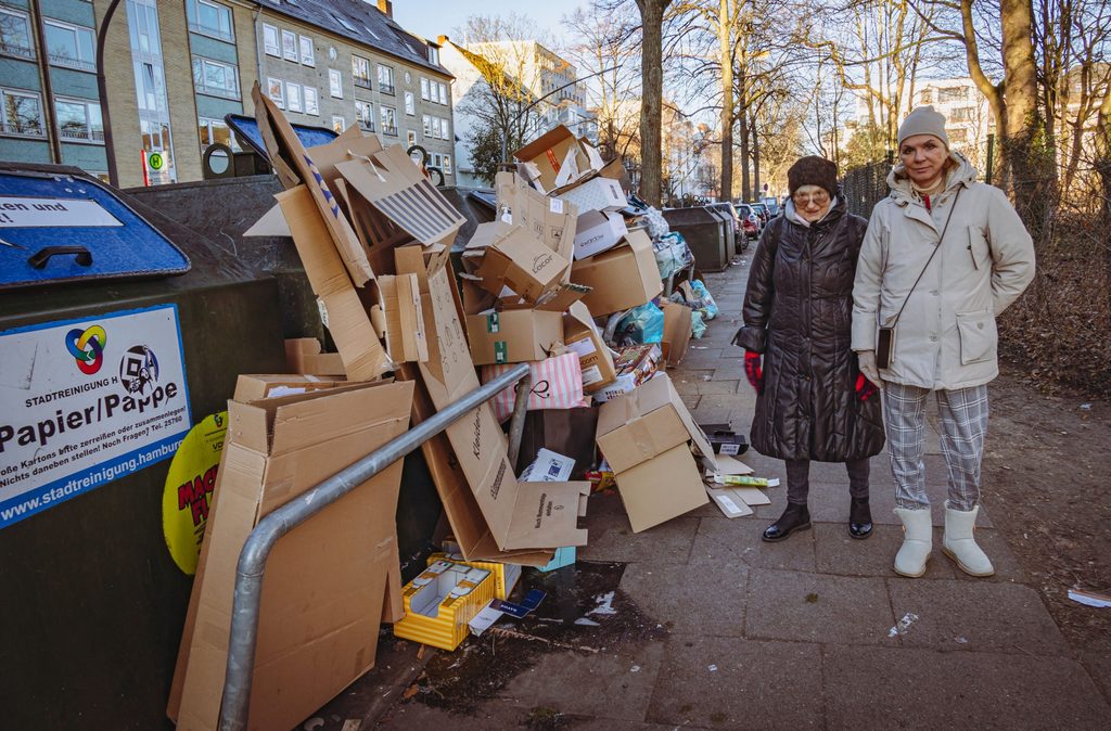 Papier-Container quellen über.