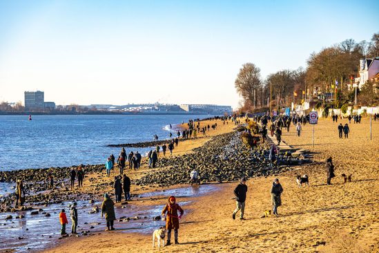 Viele Hamburger:innen gingen am zweiten Weihnachtstag bei winterlicher Kälte und Sonnenschein spazieren.