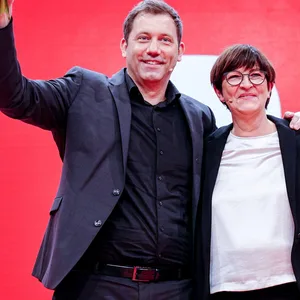 Lars Klingbeil, neugewählter SPD-Parteivorsitzender, und Saskia Esken, neugewählte SPD-Parteivorsitzende.