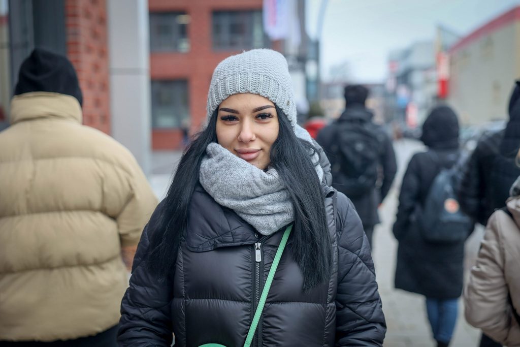 Laura steht in der Schlange für ihre erste Covid Impfung