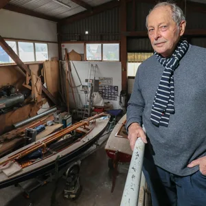 Peter Knief in seiner Werkshalle, die der Deicherhöhung zum Opfer fallen soll.