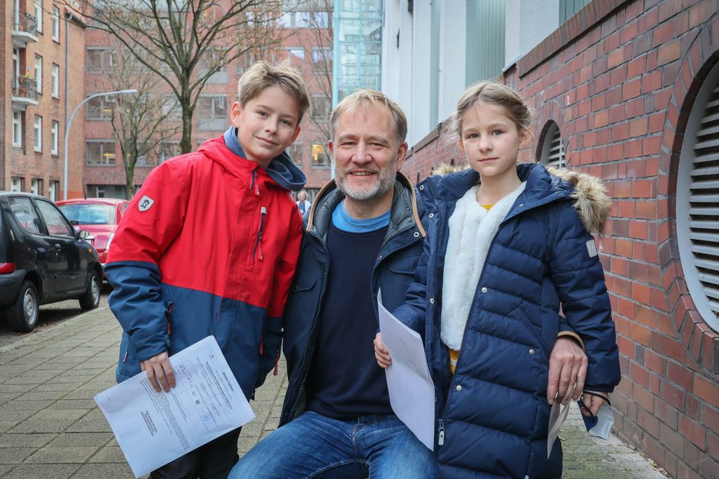Sven, Lene und Hannes nach der Erstimpfung der Kinder