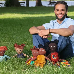 David Amoateng ist Gründer von „Little Ashé“ und stellt diverse Kinderpuppen her.
