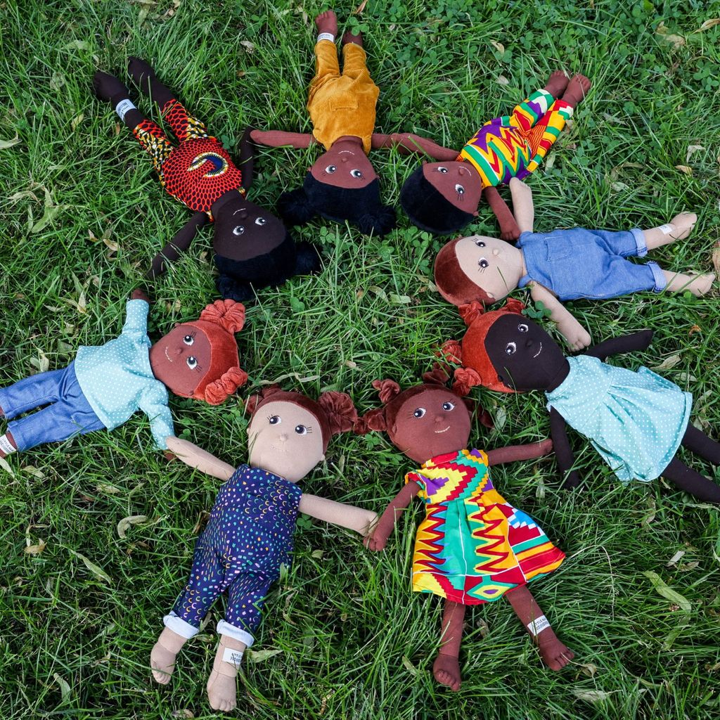 Die „Little Ashé“-Puppen gibt es in unterschiedlichen Hauttönen. Sie sollen für mehr Diversität in Kinderzimmern sorgen. 