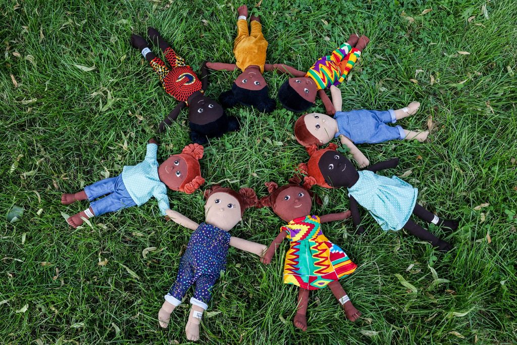 Die „Little Ashé“-Puppen gibt es in unterschiedlichen Hauttönen. Sie sollen für mehr Diversität in Kinderzimmern sorgen.