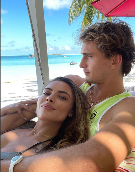 Alexander Zverev und Sophia Thomalla am Strand