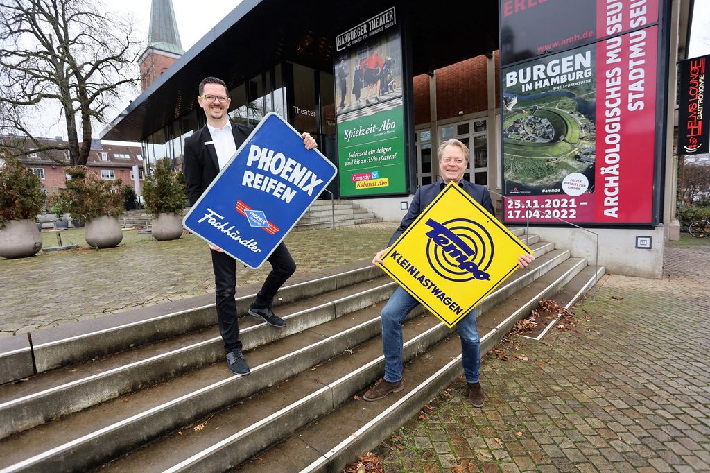 Sascha Schroeder (l.) übergab zum Kauf der „Sammlung Ueberbrück“ eine Spende an Jens Brauer vom Stadtmuseum Harburg.