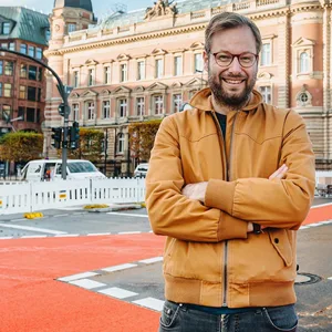 Verkehrssenator Anjes Tjarks (Grüne) an der Esplanade