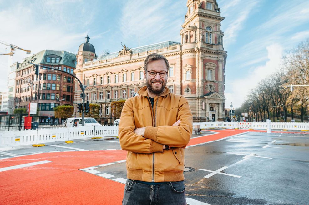 Verkehrssenator Anjes Tjarks (Grüne) an der Esplanade. Hier wurde für Radfahrer unter anderem eine Protected Bikelane errichtet.