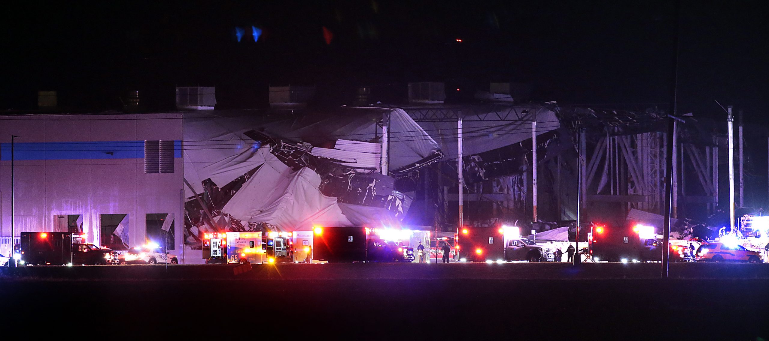 Das Amazon-Vertriebszentrum in Edwardsville im US-Bundesstaat Illinois ist teilweise eingestürzt, nachdem es von einem Tornado getroffen wurde.