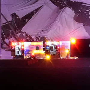Das Amazon-Vertriebszentrum in Edwardsville im US-Bundesstaat Illinois ist teilweise eingestürzt, nachdem es von einem Tornado getroffen wurde.
