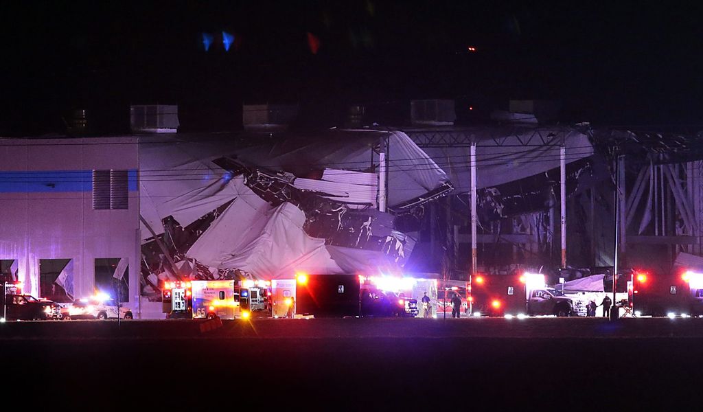 Das Amazon-Vertriebszentrum in Edwardsville im US-Bundesstaat Illinois ist teilweise eingestürzt, nachdem es von einem Tornado getroffen wurde.