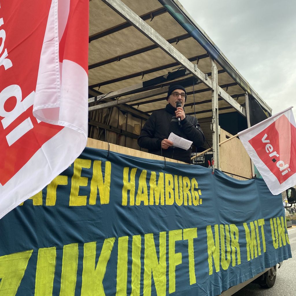 Kritisiert die Hafenfusionspläne: Natale Fontana von Ver.di Hamburg auf der Demo am 11. Dezember.