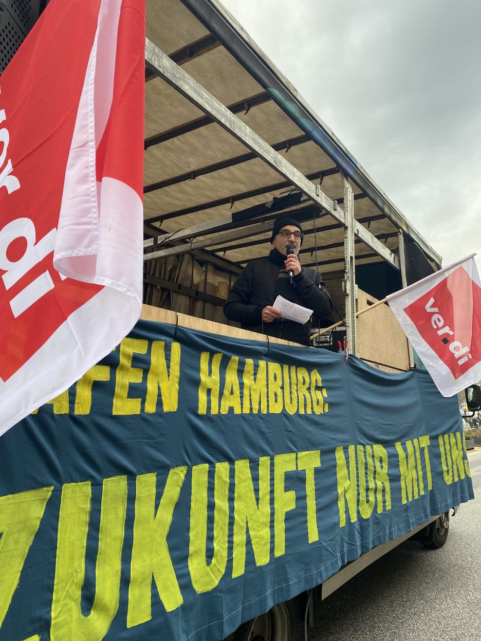 Kritisiert die Hafenfusionspläne: Natale Fontana von Ver.di Hamburg auf der Demo am 11. Dezember.