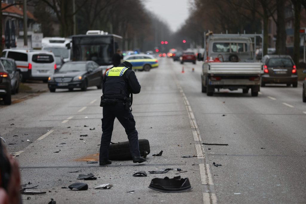 Ein Polizist macht ein Foto für die Unfallaufnahme.