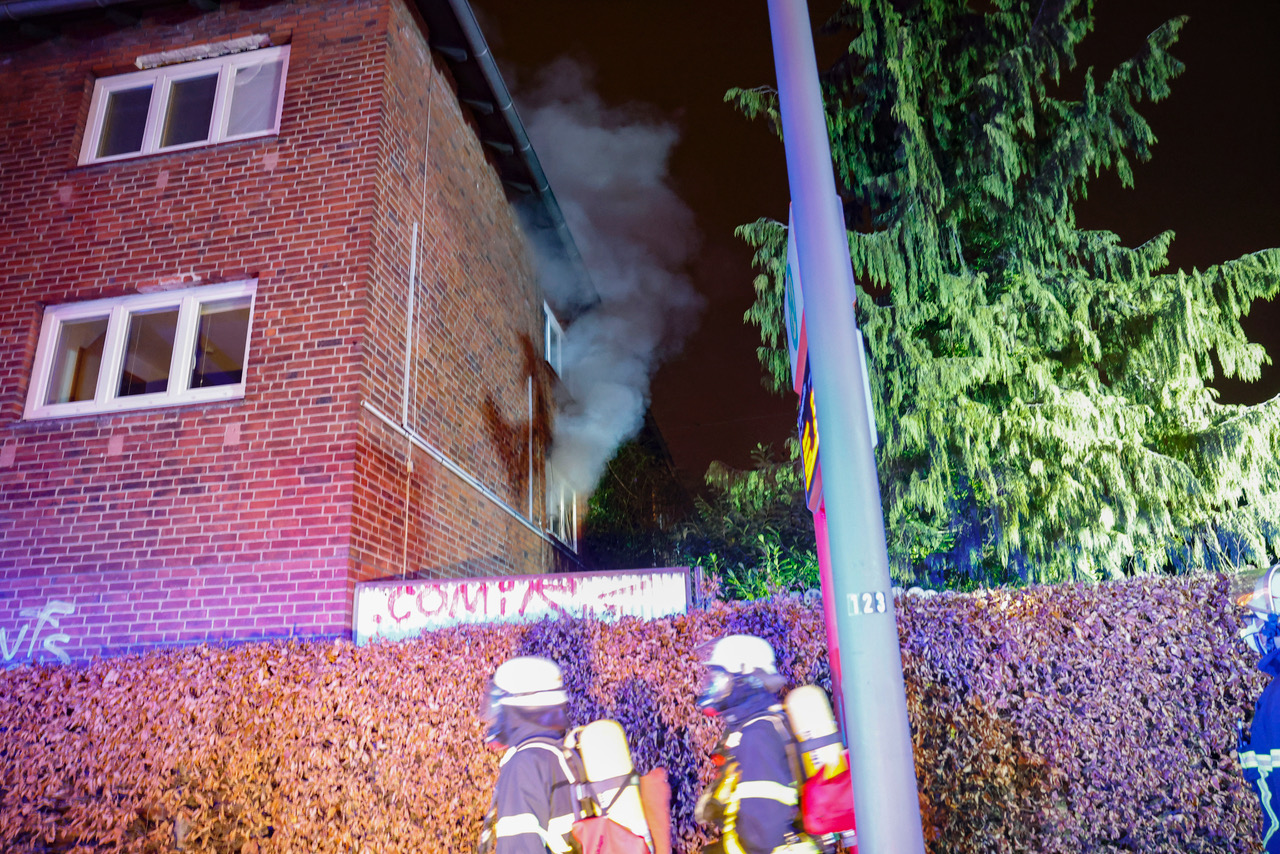 Aus der Wohnung in Hamburg-Bramfeld wehte Rauch, im Inneren loderten Flammen.
