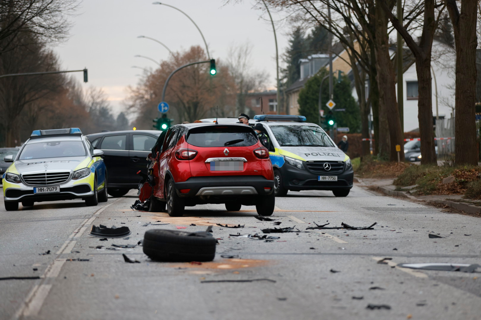Eins der am Unfall beteiligten Autos. Im Hintergrund: Streifenwagen der Hamburger Polizei.