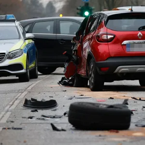 Eins der am Unfall beteiligten Autos. Im Hintergrund: Streifenwagen der Hamburger Polizei.