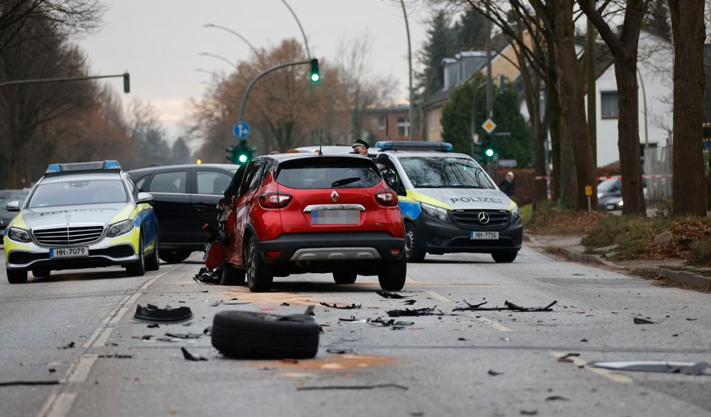 Eins der am Unfall beteiligten Autos. Im Hintergrund: Streifenwagen der Hamburger Polizei.
