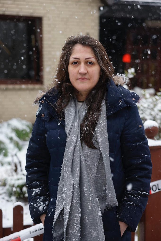 Mutter Golsa Farhat vor dem Haus. „Es war unser Traum.“