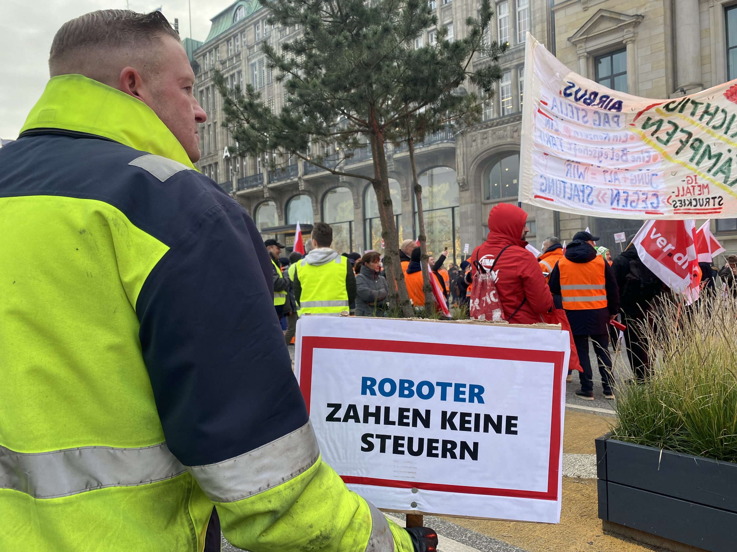„Roboter zahlen keine Steuern“: So demonstrierten die Hafenarbeiter am 11. Dezember in der City.