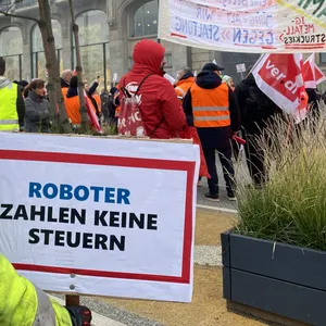 „Roboter zahlen keine Steuern“: So demonstrierten die Hafenarbeiter am 11. Dezember in der City.