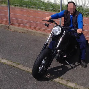 Der 44-jährige Vater auf seinem schweren Motorrad. Die Polizei ist sicher, dass er seine zwei Kinder erschoss, seine Ehefrau schwer verletzte und sich dann selbst richtete.