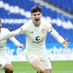 Wendepunkt: Hannover hatte Chancen zum Sieg, St. Pauli schon ein 2:0 verspielt und Igor Matanovic (r.), der die Auswärts-Misere dann doch beendete.