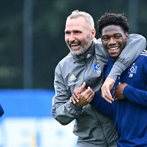 HSV-Trainer Tim Walter nimmt Faride Alidou in den Arm.