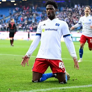 HSV-Talent Faride Alidou jubelt