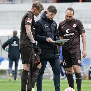 Loic Favé (M.) bastelt mit Eric Smith (l.) und Rico Benatelli am richtigen Rezept fürs Schalke-Spiel.