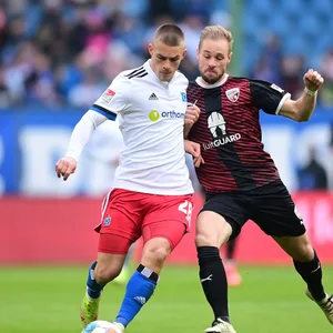 HSV-Profi Miro Muheim (l./gegen Ingolstadts Maxi Beister)