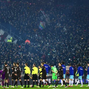 Die Spieler des FC St. Pauli und des FC Schalke 04 vor der Fantribüne.