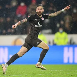 Guido Burgstaller zeigt an, wohin es für St. Pauli am liebsten gehen soll: nach oben.