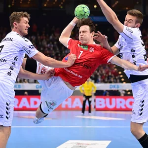 Leif Tissier im Duell mit der Kieler Abwehr.
