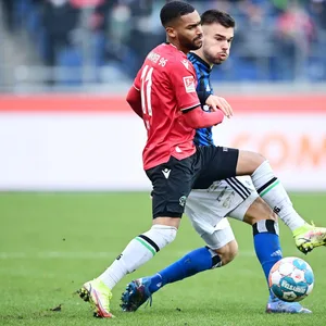 HSV-Verteidiger Mario Vuskovic im Duell mit Hannovers Linton Maina