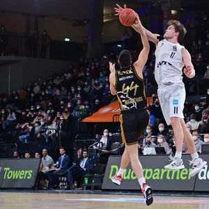 Basketball-Spieler Maik Kotsar im Duell gegen Benedikt Turudic