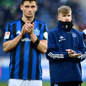 HSV-Profi Tommy Doyle (Mitte, neben Moritz Heyer/l. und Bakery Jatta/r.)