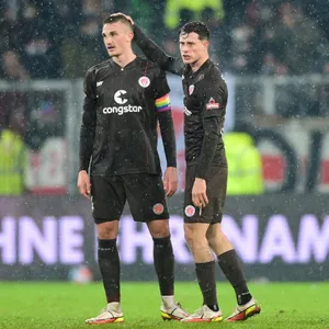 Auch Philipp Ziereis (l.) und James Lawrence haben bei St. Pauli nur Vertrag bis zum Sommer 2022.